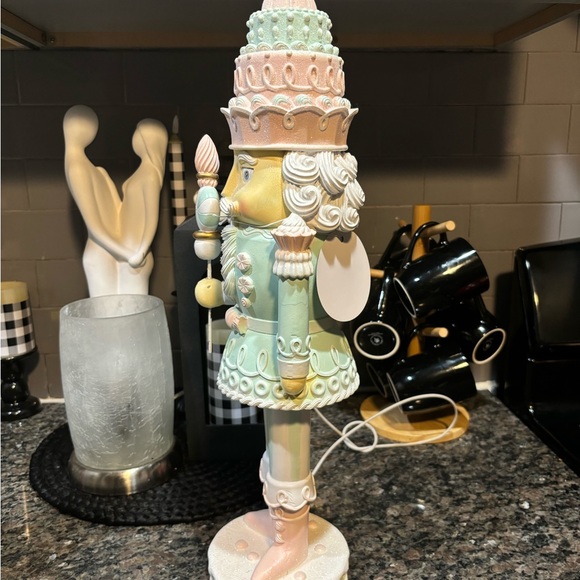Large pastel nutcracker (new) - Picture 3 of 5